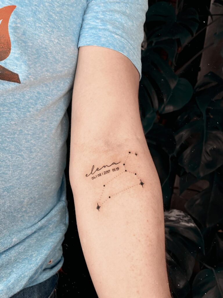 Sternzeichen Tattoo mit Schriftzug
